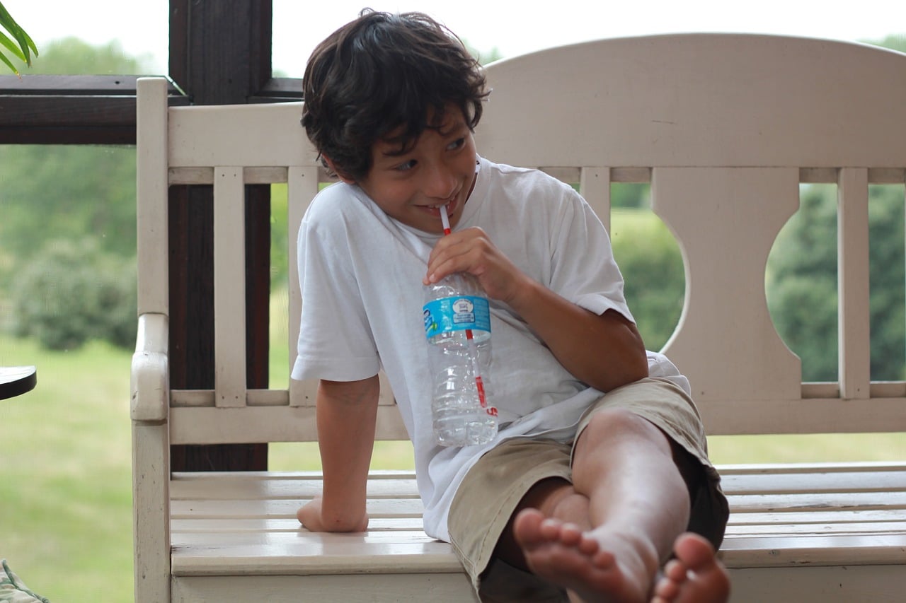 anak minum air masak