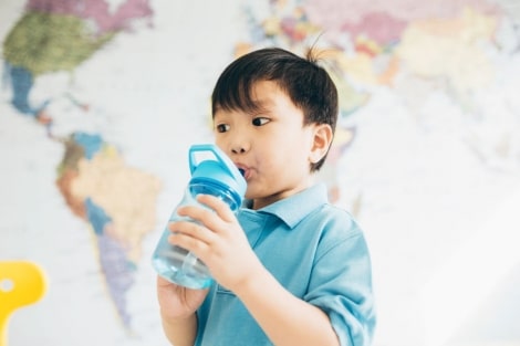 anak minum air masak