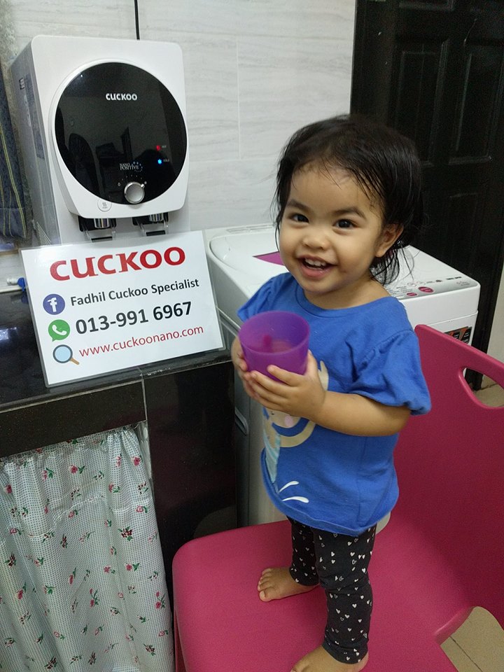 anak minum air masak