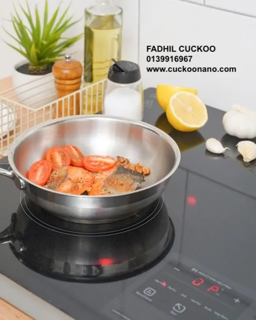 CUCKOO INDUCTWO cooking prawns with a wok