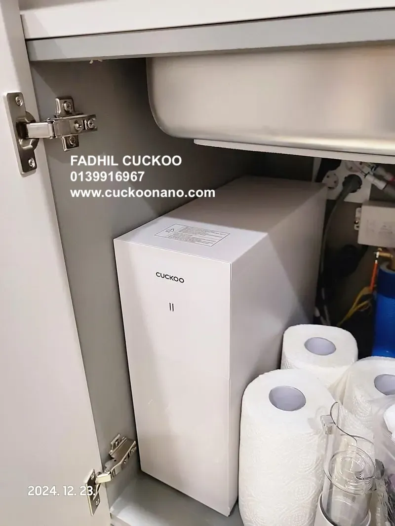 Real CUCKOO ACE under sink water purifier faucet installation in a customer kitchen 13