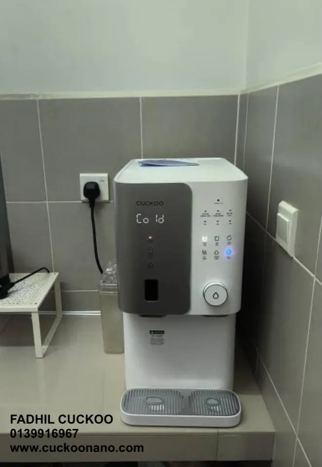 Gambar CUCKOO Glamour water purifier 1 dengan rekaan matte black dan champagne pink