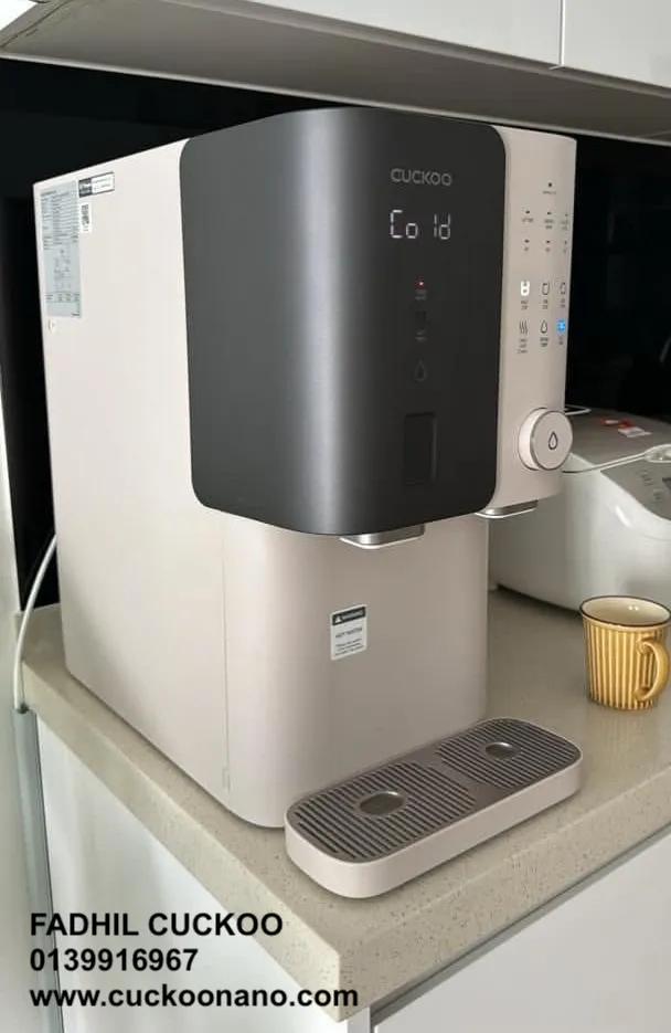Gambar CUCKOO Glamour water purifier 13 dengan rekaan matte black dan champagne pink