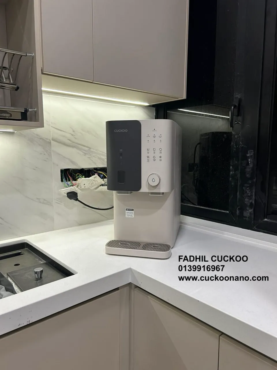 Gambar CUCKOO Glamour water purifier 21 dengan rekaan matte black dan champagne pink