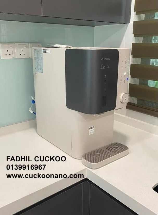 Gambar CUCKOO Glamour water purifier 5 dengan rekaan matte black dan champagne pink