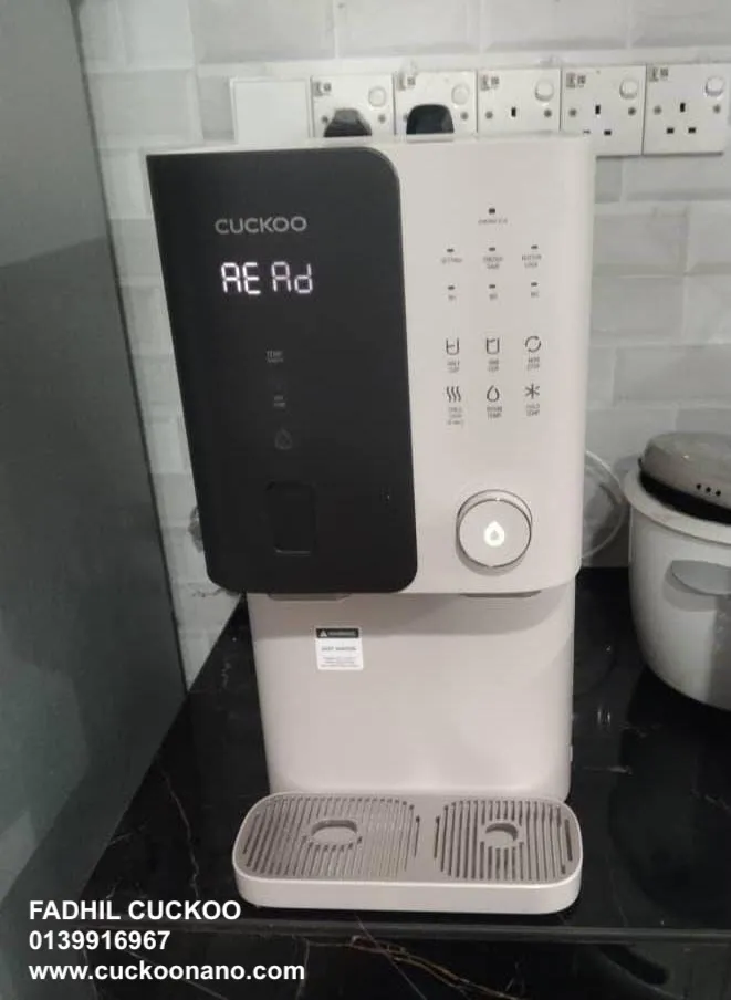 Gambar CUCKOO Glamour water purifier 7 dengan rekaan matte black dan champagne pink