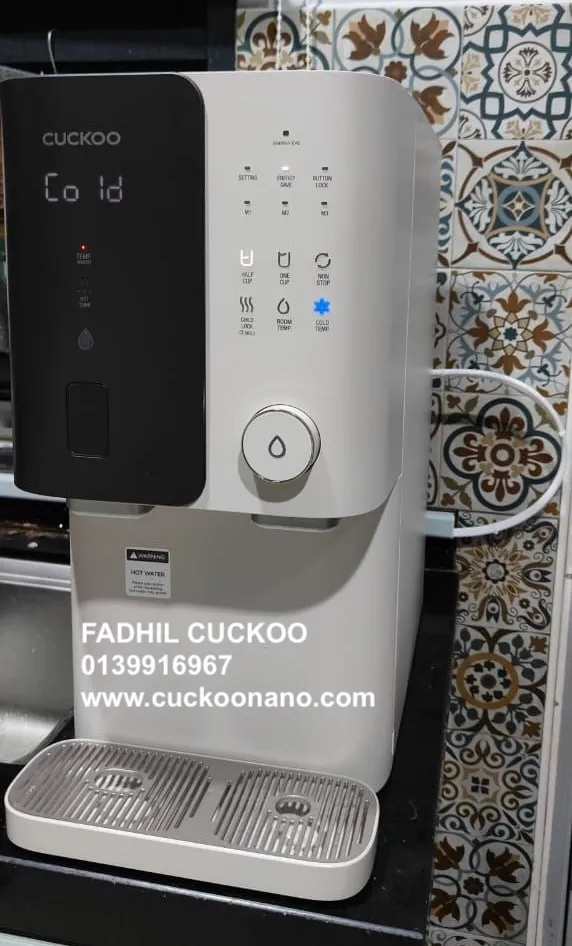 Gambar CUCKOO Glamour water purifier 8 dengan rekaan matte black dan champagne pink
